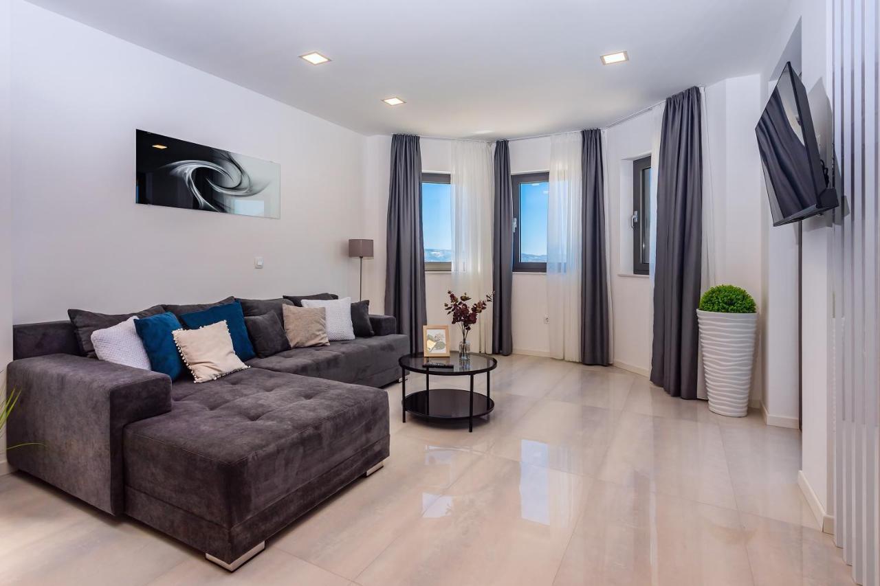 Villa Belvedere With Heated Pool, Billiards, Media Room, Sea Views,10 Pax Оміш Екстер'єр фото