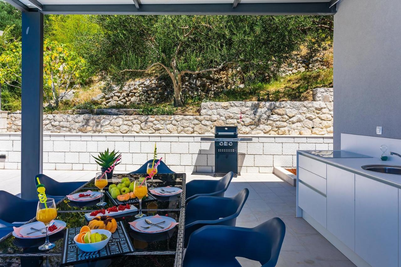 Villa Belvedere With Heated Pool, Billiards, Media Room, Sea Views,10 Pax Оміш Екстер'єр фото